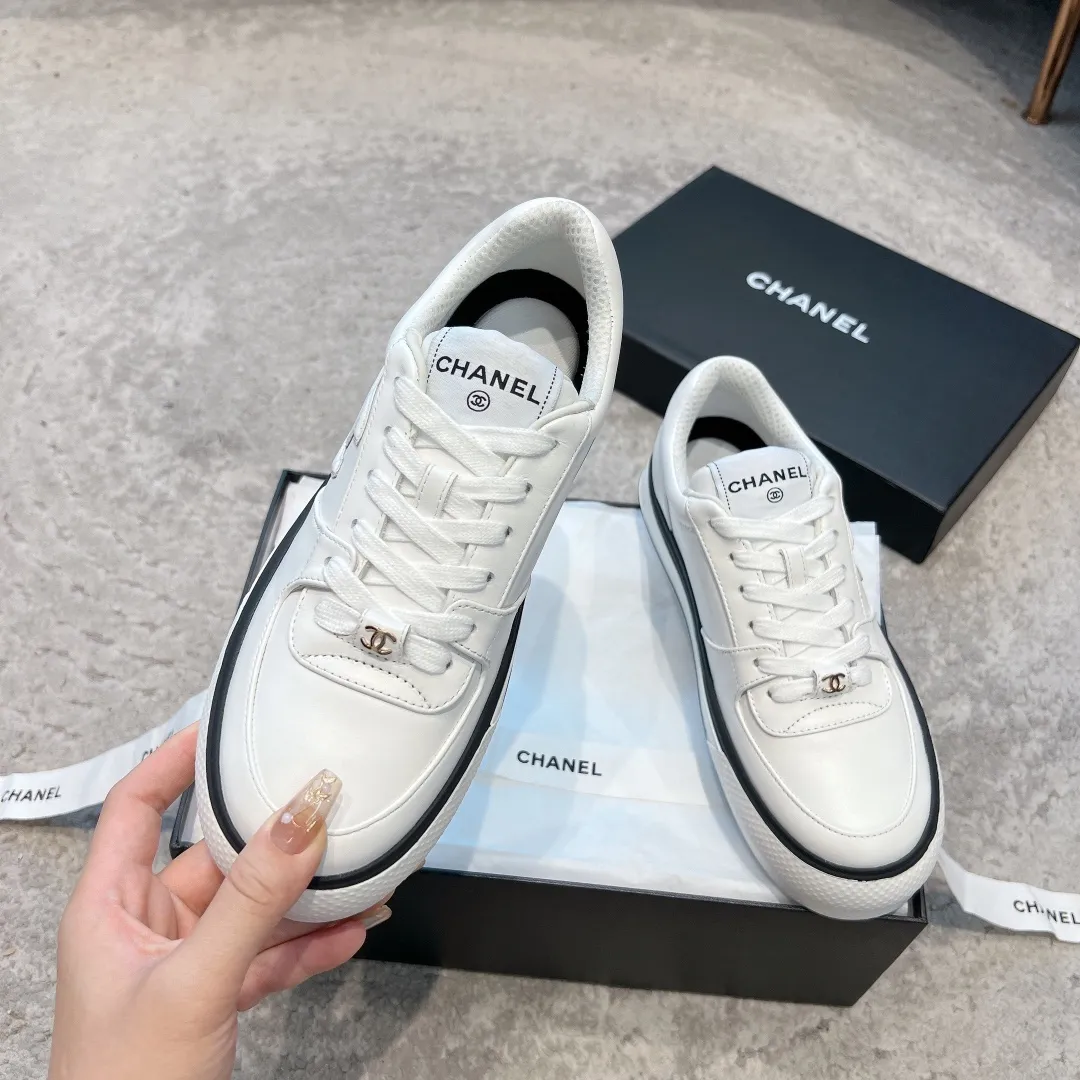 👟👟Ex-factory price 520👟👟 Chanel 23b new panda shoes C's new casual white shoes sneakers There is a reason why these shoes are so popular 🔥 They are so comfortable. They are a shoe that coexists with comfort, beauty and versatility. You can easily walk ten thousand or twenty thousand steps without any pressure. The original development last shape is delicate and stylish, and you are not afraid of wide feet. It will not make your feet fat, and it looks good and comfortable on your feet! It feels very light on the feet! Comfortable and breathable! Super whitening‼ ️It’s really a perfect match. Upper: first-layer cowhide/➕sheepskin lining. Exclusive 1:1 original customization [different from market currency‼ ️】The foot pads are made of imported mixed sheepskin, which is breathable and comfortable! ✔ T👟👟Ex-factory price U outsole exclusive original development private model! Differentiating the market rubber outsole‼ ️✔ Size: 35-39 (40 orders cannot be returned or exchanged)